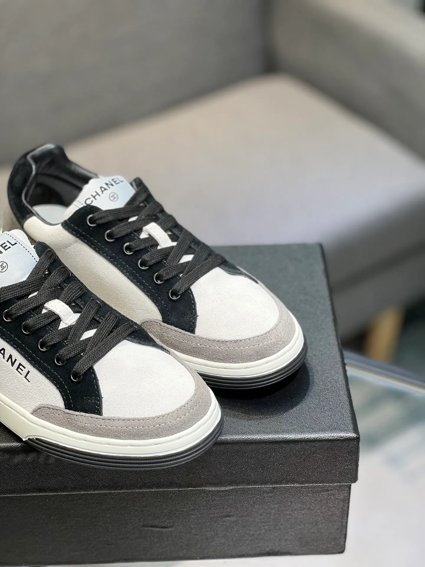 Men's men's shoes 💰620 Exclusive real shot (top version) CHANEL Chanel's new panda sneakers Panda shoes Chanel 2025ss color matching thick-soled casual sports shoes sneakers Counter synchronization The counter is very popular Very difficult to buy a shoe The most popular thick-soled panda shoes on the Internet It is obvious that Xiaoxiang control cannot miss it Simple and versatile white shoes that have both good looks and comfort Thick sole increases height, is super versatile and can be worn with eyes closed😍 Whoever wears it will look better. Upper: calfskin. Lining: imported sheepskin lining. Outsole: TPU original outsole. Size: 35-44 (41 for women, 40 for men, custom made).